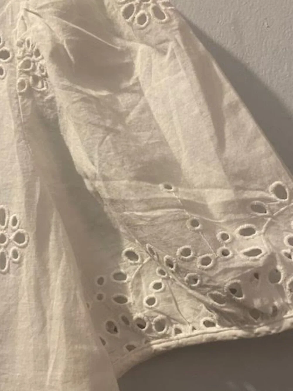 Liz Claiborne Eyelet Blouse Women's Medium White Cotton Short Sleeve Boho Top - Picture 5 of 7